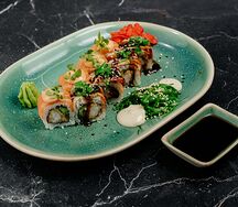 Фирменный ролл с креветкой, угрем и лососем с салатом чука