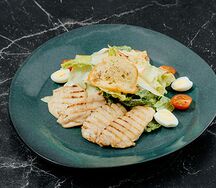 Салат Цезарь с куриной грудкой