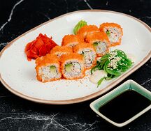 Калифорния с авокадо и чука салатом