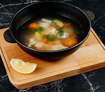 Уха с лососем, судаком и креветками 