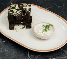 Гренки с чесночным соусом