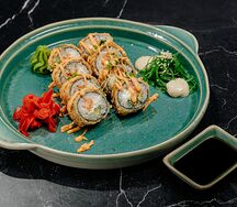 Теплый ролл с лососем