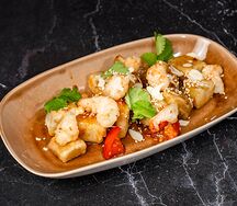 Хрустящие баклажаны с креветками и томатами 