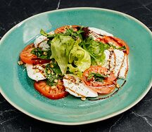 Капрезе с томатами