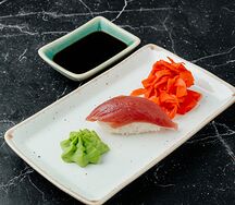 Суши с тунцом