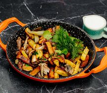 Жареный картофель с грибами и говяжьей вырезкой в сметанном соусе