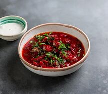 Борщ с говядиной и сметаной