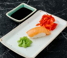 Суши с лососем