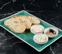 Ассорти из намазок с чиабаттой 