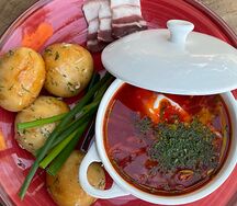 Борщ красный с телятиной и чесночными пампушками