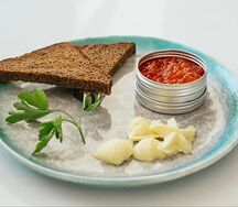 Икра лососевая с деревенским маслом и гренками