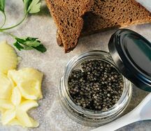 Икра осетровых пород с деревенским маслом и гренками
