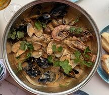 Большое соте из морепродуктов для компании