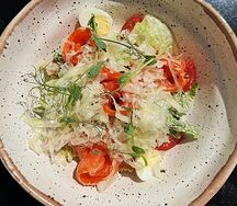 Цезарь с копченым лососем
