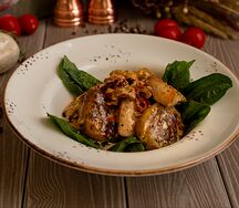 Куриная грудка с вялеными томатами и мятым картофелем