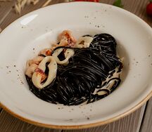 Паста с тигровыми креветками и кальмаром