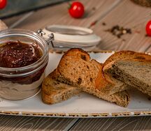 Трюфельный паштет из печени цесарки и луковым джемом