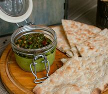 Гуакамоле с разными томатами и фокаччей