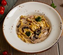 Паста с цыпленком, шампиньонами и вялеными томатами