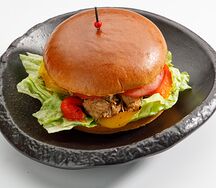 Бургер с рваной свининой