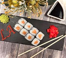 Классические роллы с лососем
