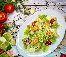 Салат Цезарь с креветками