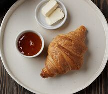 Круассан с маслом и джемом