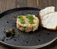 Оливье с лососем и авокадо