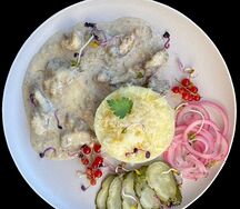 Бефстроганов с пюре и малосольными огурчиками