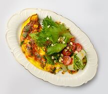 Омлет с миксом салата, ростками сои и соусом никей
