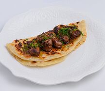 Шашлычок якитори из говяжьей вырезки с лепешкой роти