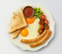Английский завтрак с куриными сосисками, бобами эдамаме и томатами никей