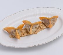 Гедза с говядиной и трюфельным соусом