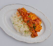 Цыпленок с ананасом, рисом и арахисом