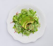 Зелёный салат с авокадо, цукини, огурцом и бобами эдамамэ