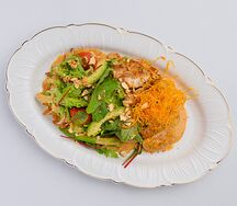 Салат с цыпленком, томатами черри и авокадо
