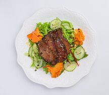 Салат с говядиной пулькоги, цукини, булгуром и бататом