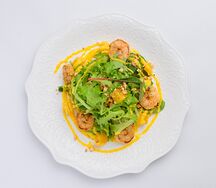 Салат с креветкой, манго и кешью