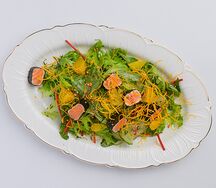 Салат с лососем, огурцом и апельсином