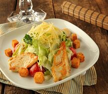 Салат Цезарь с курицей