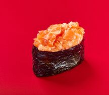 Гункан с лососем