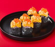 Запеченный ролл с лососем и сыром моцарелла