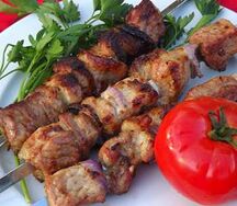 Шашлык из cвинoй лопатки с луком и помидорам