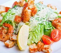 Салат цезарь с королевскими креветками