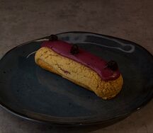 Эклер ягодный Черная смородина