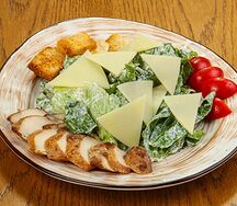 Салат Цезарь с цыпленком