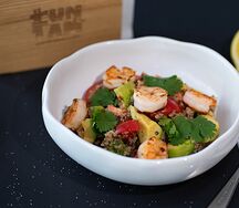 Креветки с киноа и авокадо