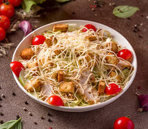 Салат Цезарь с курицей