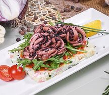 Тёплый салат с жареными щупальцами кальмаров и рисом