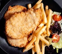 Куриный шницель с чесночным соусом и микс-салтом